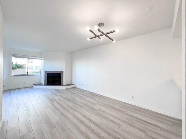 Building Photo - 875 La Playa St
