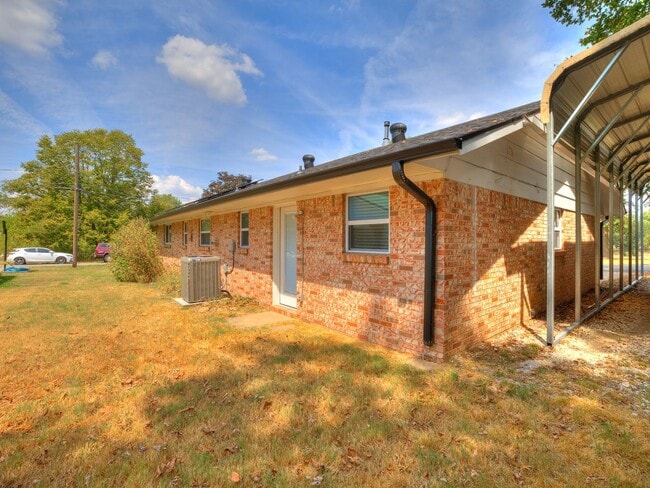 Building Photo - 463 E Johnson Ave