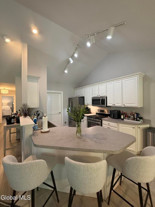 Building Photo - 324 Ballston Ave