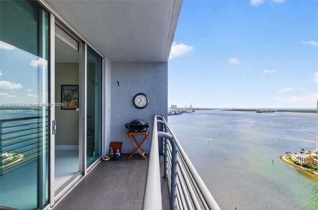 Foto del edificio - 335 S Biscayne Blvd