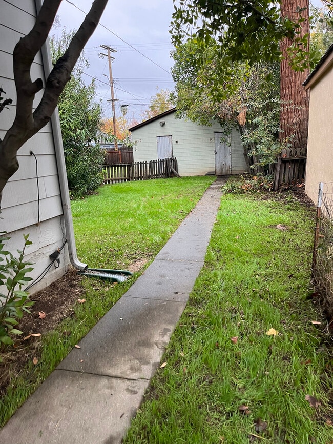 Building Photo - Charming 2-Bedroom Home in Roseville Comin...
