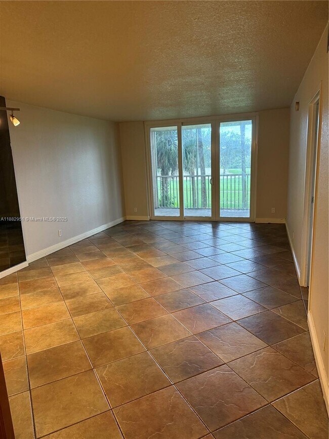 Building Photo - 250 Jacaranda Dr