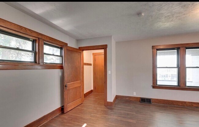 Foto del edificio - Beautiful & Spacious 3 Bedroom, 2 Bathroom Home in South Omaha – 1,872 Sq Ft