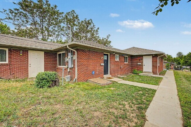 Foto del edificio - "Charming 3-Bedroom Duplex Retreat on Chester Street, Aurora – Cozy 1206 Sq Ft Home Awaiting Your...