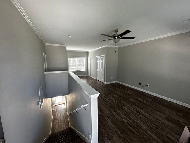 Building Photo - Spacious 3 Bedroom, 3.5bath in central Joh...