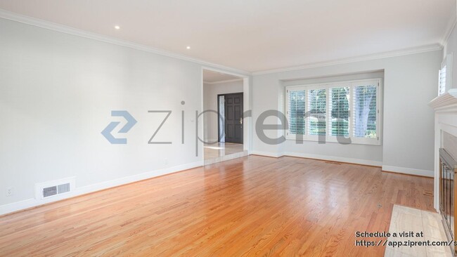 Foto del edificio - 16000 Greenwood Rd