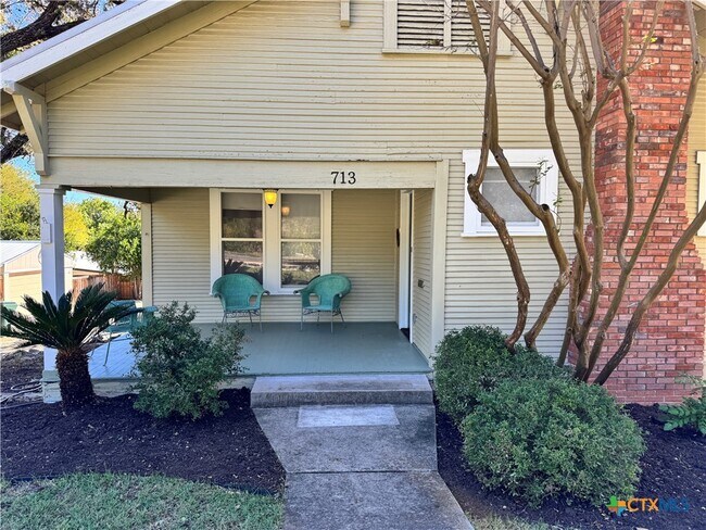 Foto del edificio - 713 Burleson St