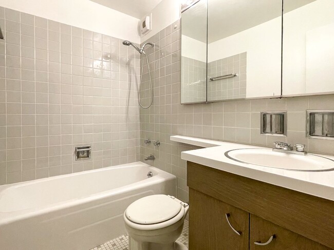 Foto del edificio - 3550 N Lake Shore Dr