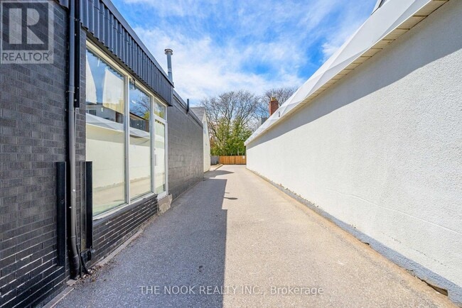 Building Photo - 948 Simcoe St N