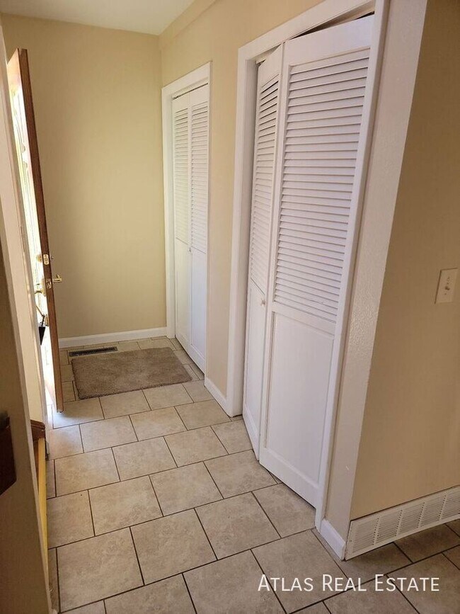 Foto del edificio - 408 Columbia Rd