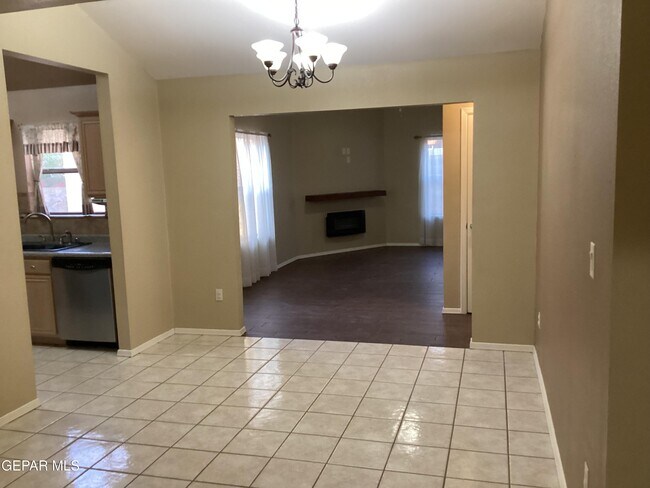 Foto del edificio - 5793 Crest Dr