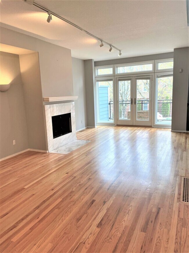 Foto del edificio - NW townhouse with double Master Suites, pa...
