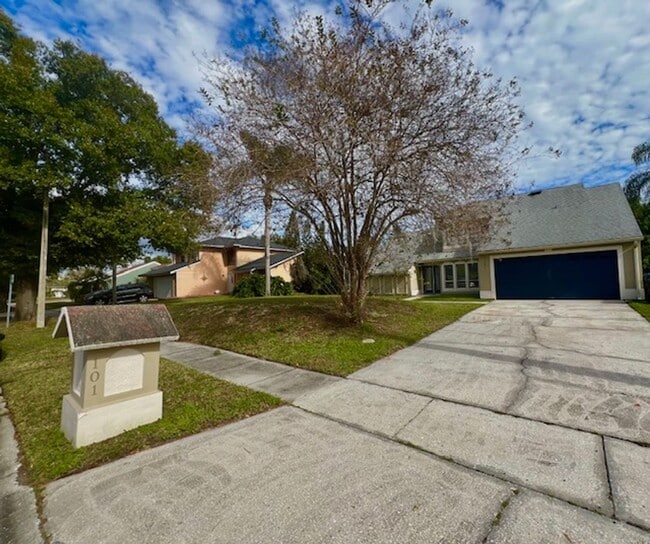 Building Photo - MOVE IN NOW! FRESH Paint & new flooring! L...