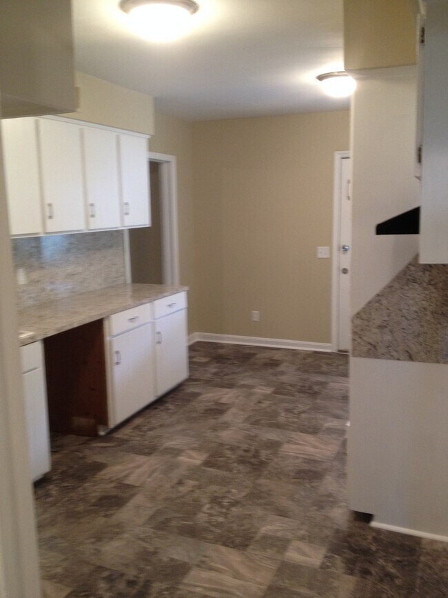 Building Photo - **UPCOMING**3 Bedroom / 2 Bathroom Home fo...