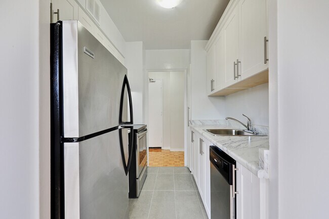 Building Photo - Central Park Place (B)