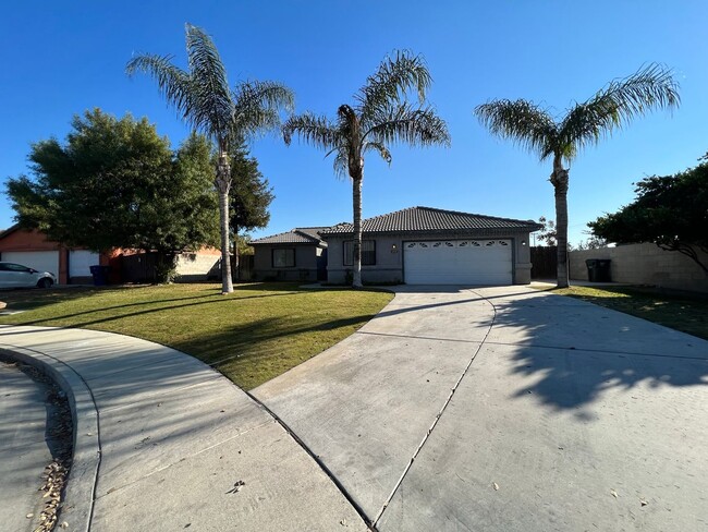 Building Photo - 4/2 bath, big yard, with 2 living rooms