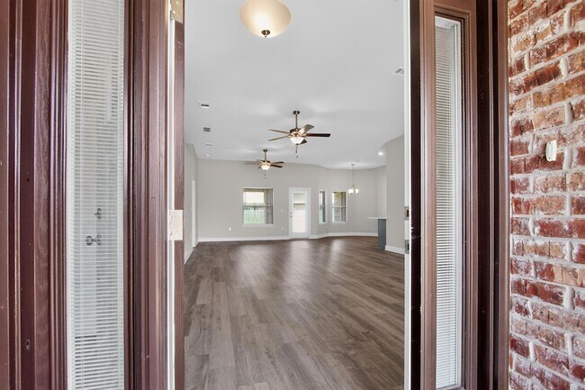 Foto del edificio - 5823 Crestlake Dr