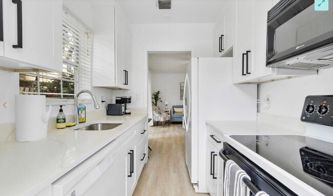 Building Photo - 1400 NE 4th Ct