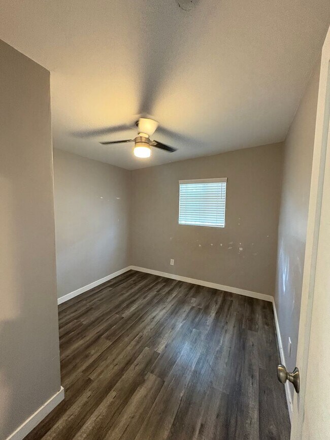 Foto del edificio - 4477 Hilltop Dr