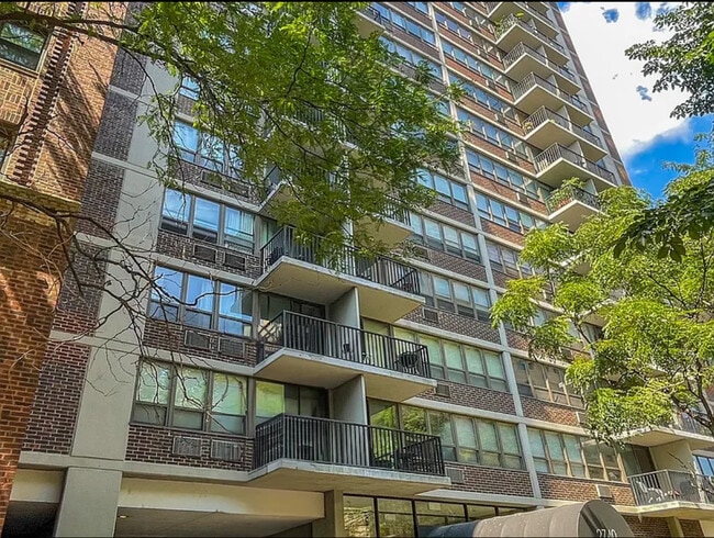 Building Photo - 2740 N Pine Grove Ave