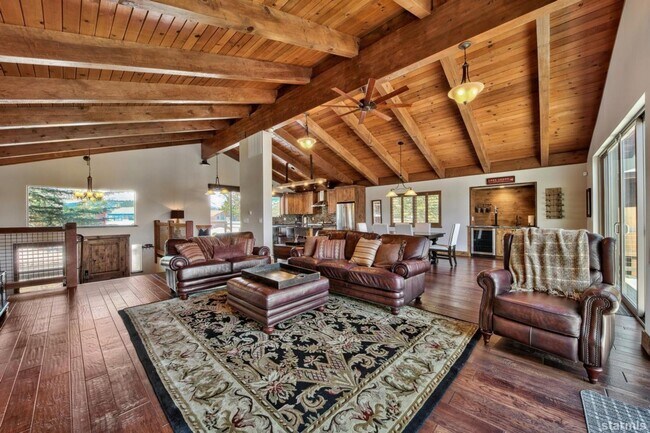 Building Photo - Beautiful pet friendly home with amazing v...