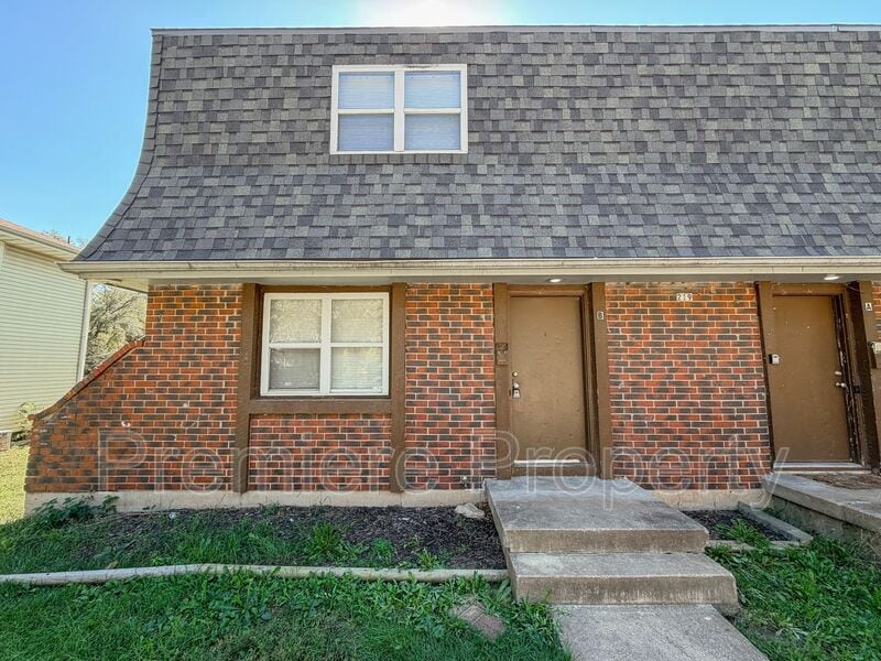 Primary Photo - 219 N Oak Dr