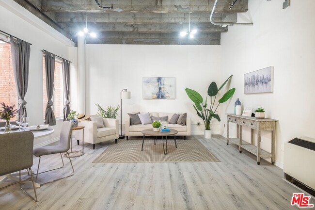 Foto del edificio - 312 W 5th St