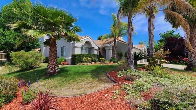 Foto del edificio - Personal Oasis On A Corner Lot w/ 3 Car Ga...