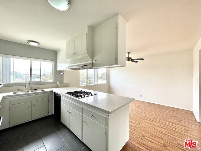 Foto del edificio - 127 Loma Vista St