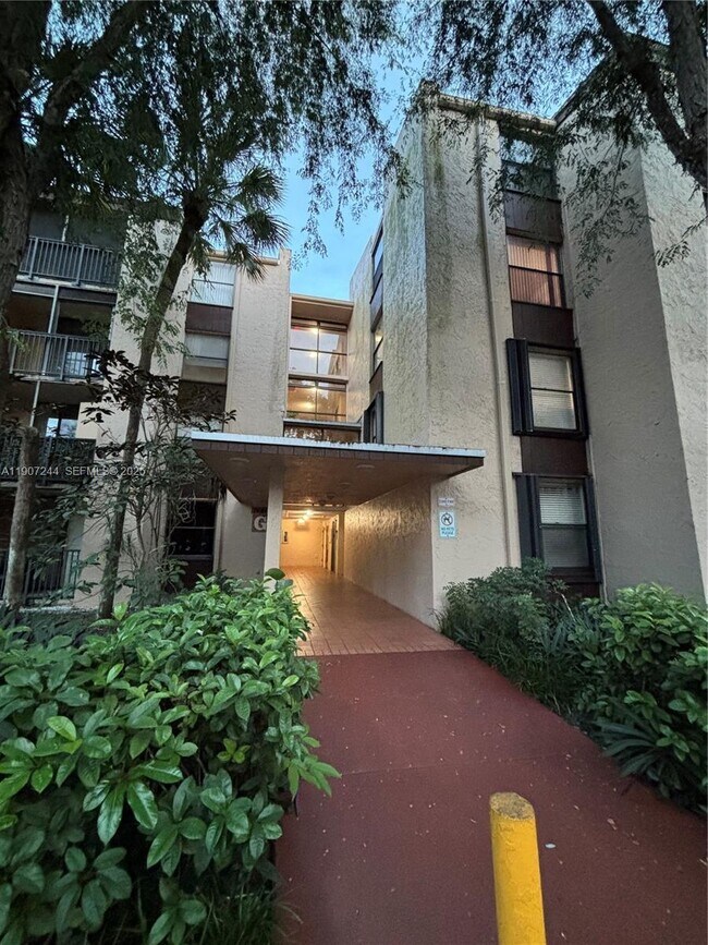 Foto del edificio - 14321 N Kendall Dr