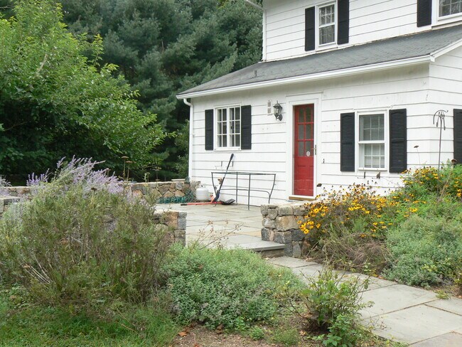 Building Photo - 283 Lyons Plain Rd