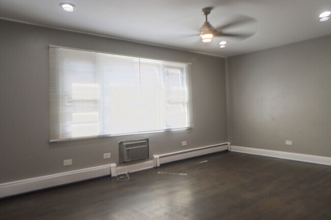 Building Photo - Modern Comfort in South Shore