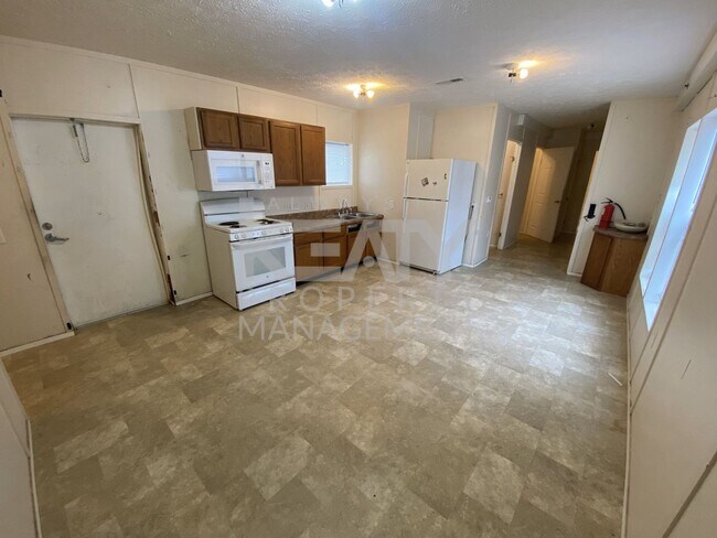 Building Photo - 3 bed 2 bath home