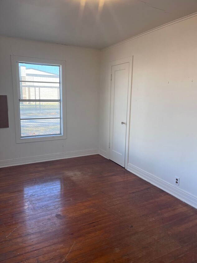Building Photo - Two Bedroom/One Bath Home