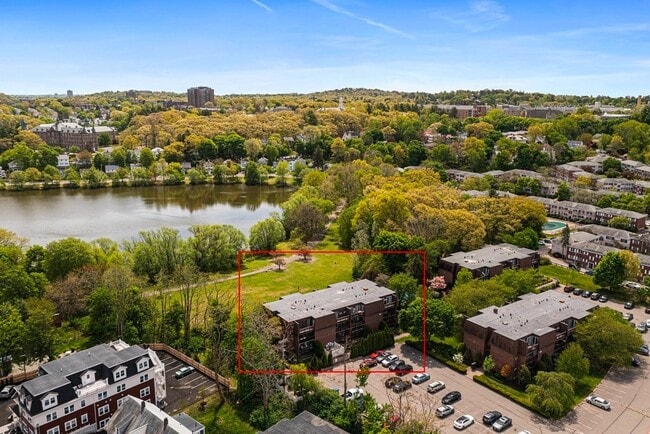 Foto del edificio - 140 Kenrick St