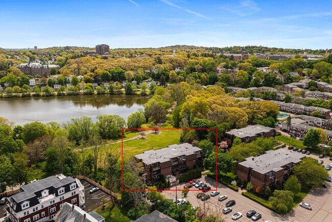 Building Photo - 140 Kenrick St