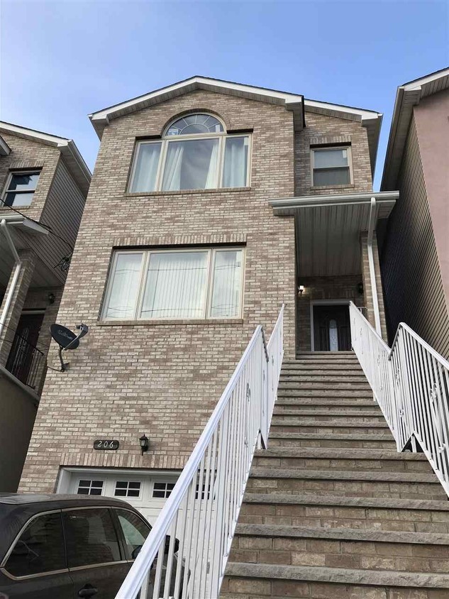 Primary Photo - 206 Seaview Ave