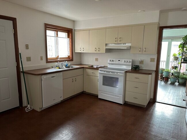 Building Photo - 579 Bennington St