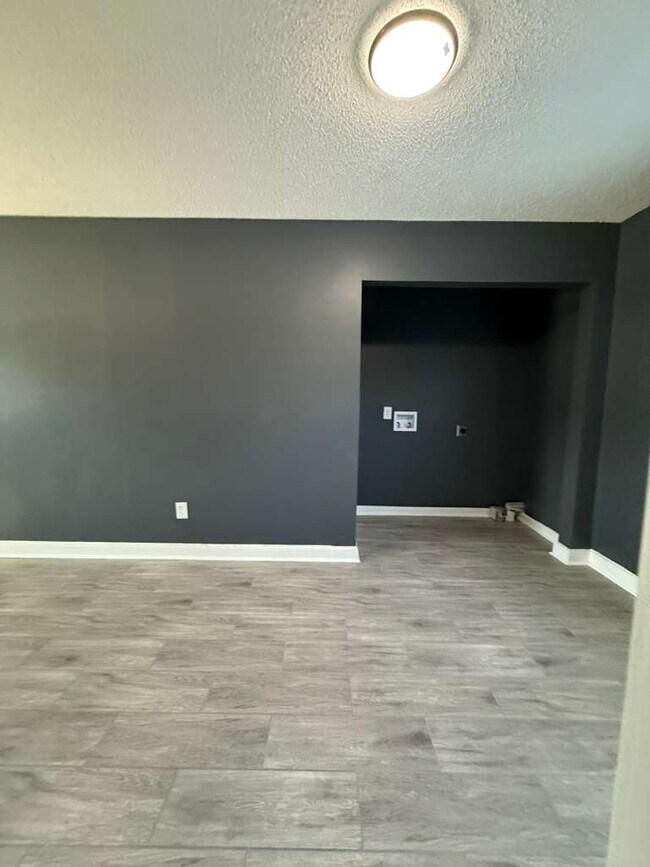 Foto del edificio - 1266 Russwood Rd