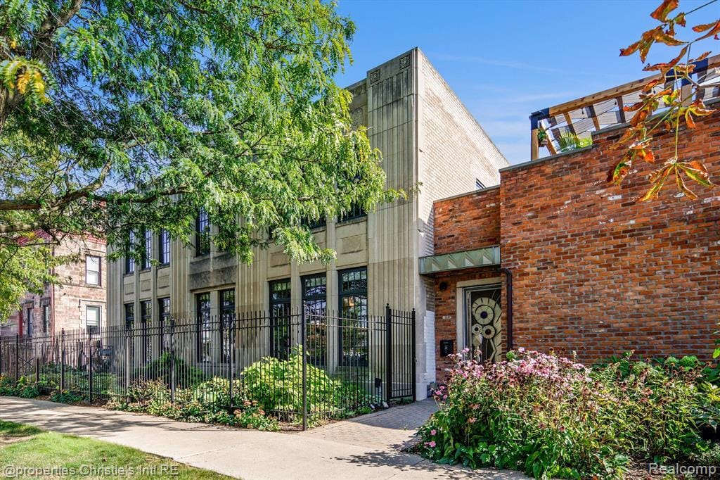 Primary Photo - 627 W Alexandrine St
