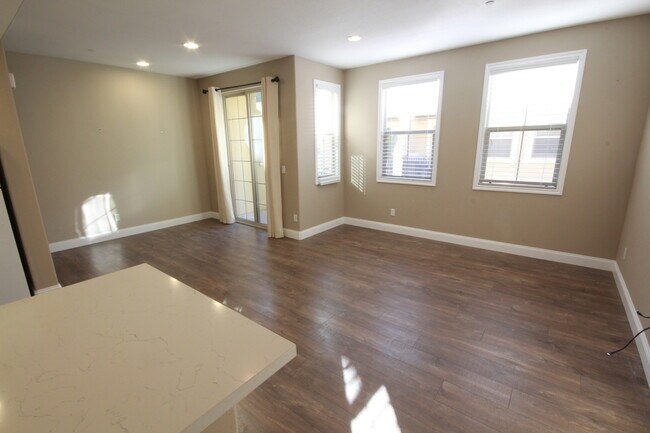 Foto del edificio - Stunning 2 Bedroom/2.5 Bath Townhouse