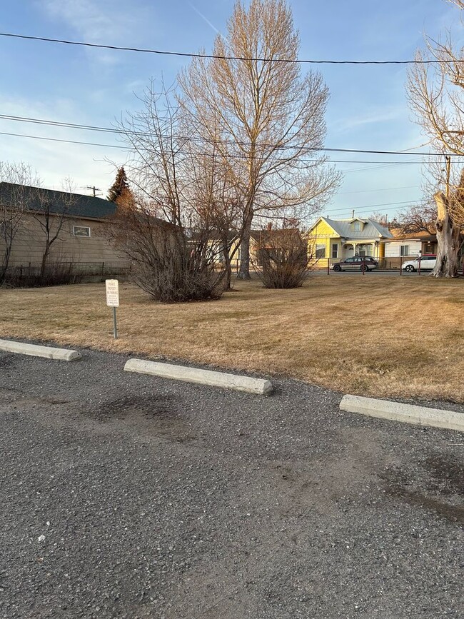 Building Photo - 1128 E 2nd St