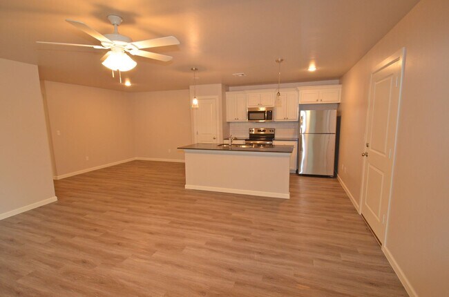 Building Photo - 3 Bed 2 Bath 2 Car Duplex in Chisholm Creek NW OKC