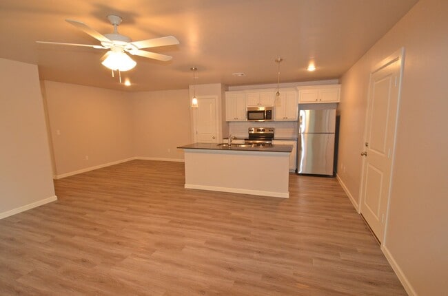 Foto del edificio - 3 Bed 2 Bath 2 Car Duplex in Chisholm Creek NW OKC