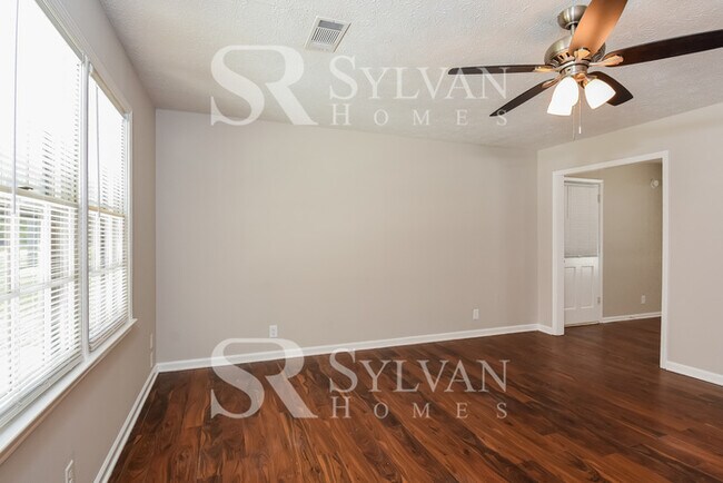 Building Photo - Feel right at home in this charming 3 bedr...