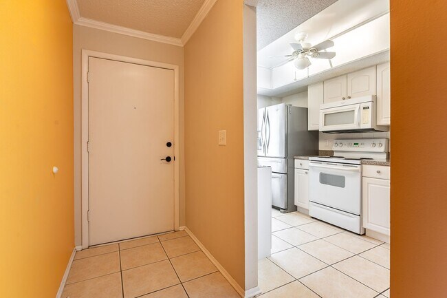 Building Photo - Conveniently located Unfurnished 2-bed, 2-...