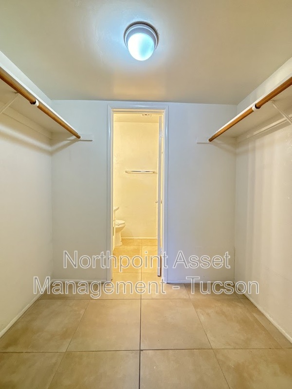 Building Photo - 1508 N Craycroft Rd