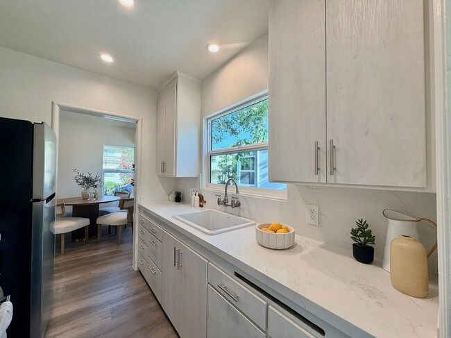 Building Photo - 2924 W Riverside Dr