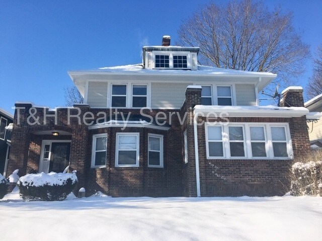 Foto del edificio - PENDING-Updated Duplex in Super Hot Sobro!