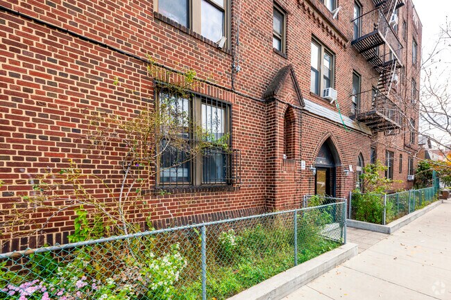 Building Photo - 1601 W 7th St